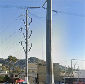 Poste integrado con canalización interna de cables en entorno urbano